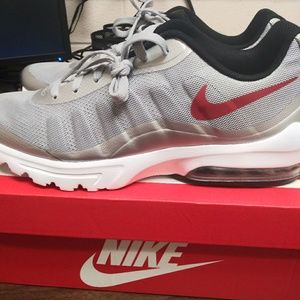 Nike Air Max invigor